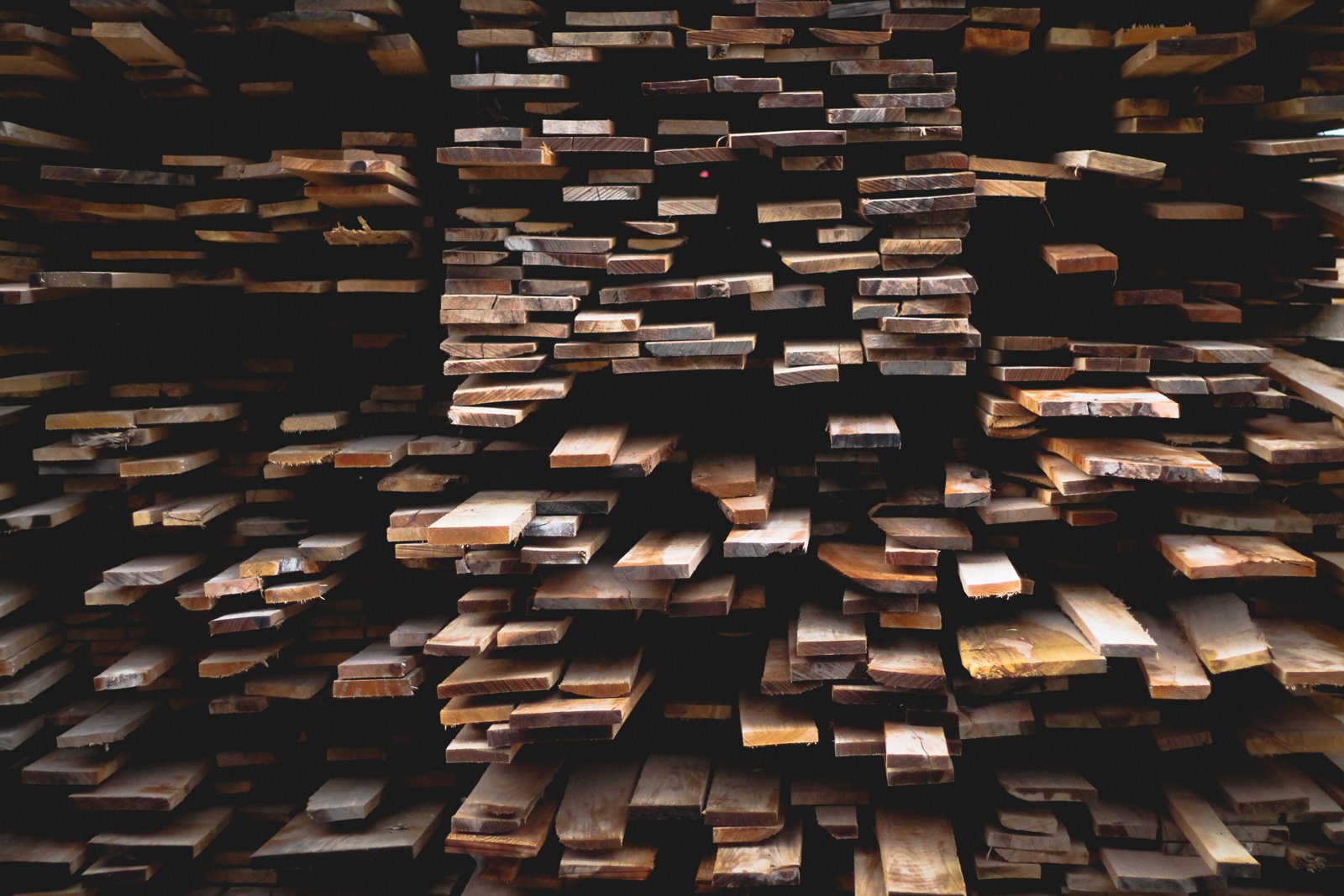 Tablas de madera aserrada apiladas